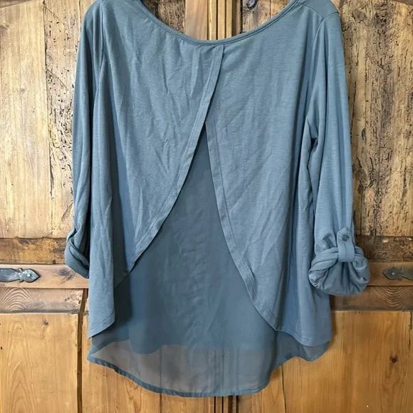 Elbow sleeve length grey top with spilt sheer back. - Picture 4 of 5